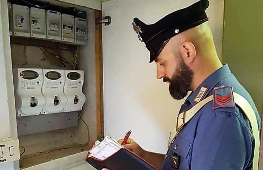 Camporotondo Etneo, manomette contatore per rubare energia elettrica