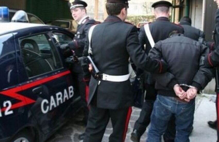 Piazza della Repubblica, ubriaco danneggia auto, arrestato con l’aiuto di un clochard