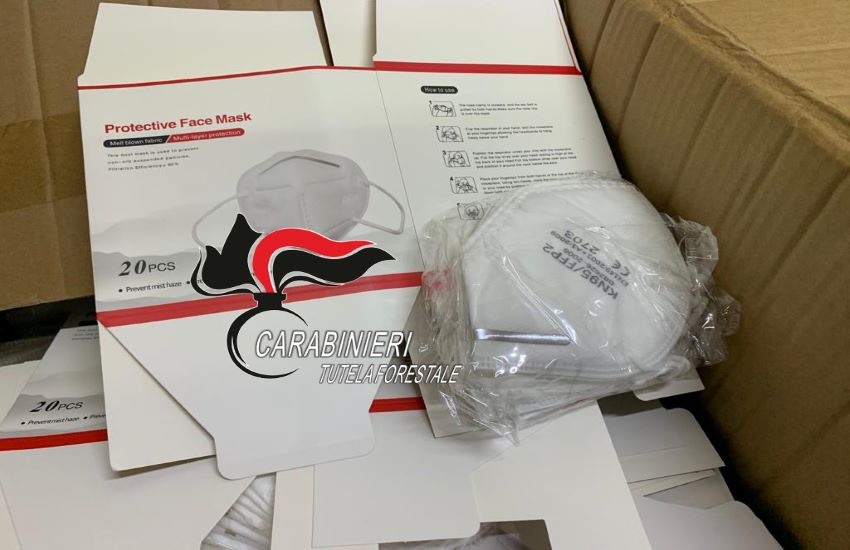 Ispezione dei Carabinieri in un ingrosso. Migliaia di articoli sequestrati perché non a norma, anche 4mila mascherine