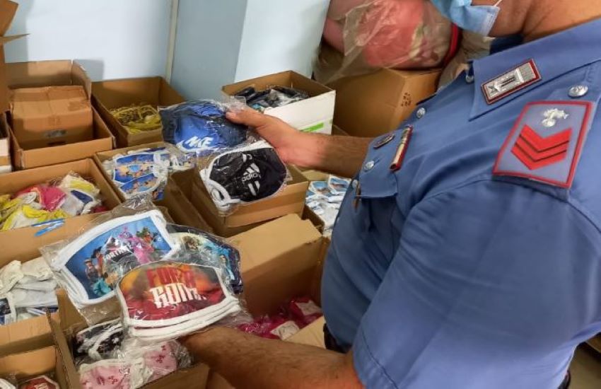 Carabinieri setacciano le strade. In un deposito trovati capi di abbigliamento e migliaia di mascherine. Era tutto contraffatto e destinato ai bambini