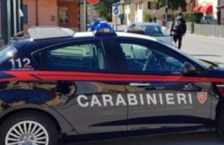 Nola, minaccia i genitori in cambio di denaro