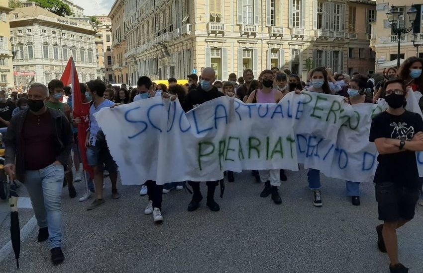 Genova, lo sciopero degli studenti, in centinaia in corteo: “Scuola virtuale, pericolo reale”