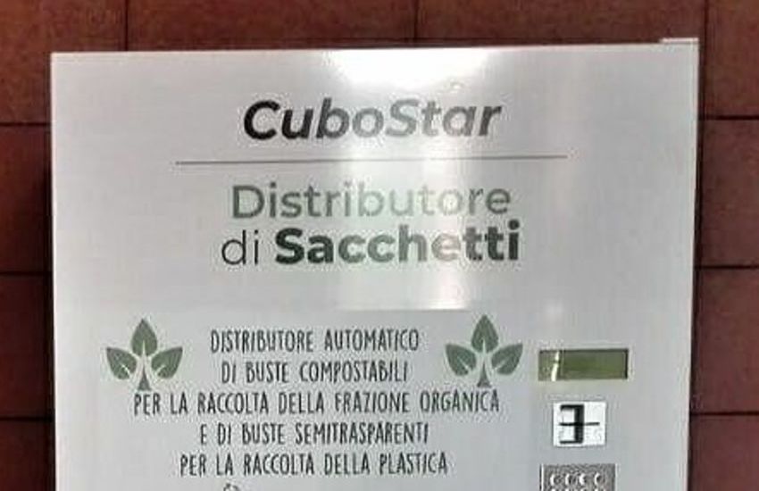 Raccolta differenziata, attivo a Lecce il primo distributore automatico di sacchetti