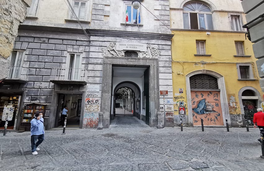 Degrado vicoletto San Pietro a Majella, nuovi interventi