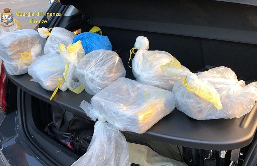 Otto marocchini arrestati, 10 chili di droga sequestrata. La Gdf stronca mercato da 1 milione di euro e 20mila dosi