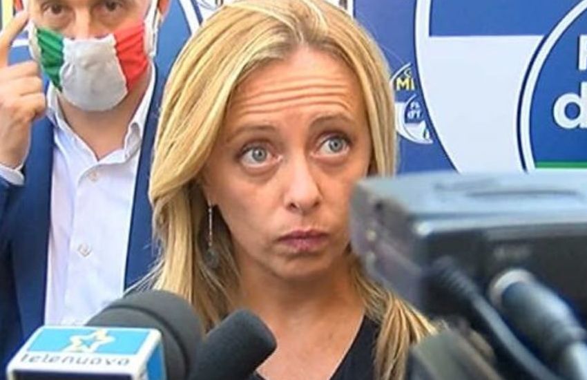 Insulti contro Meloni (Fd’I) in diretta radio, la risposta: “non ci facciamo intimidire”