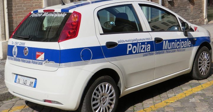 Centro storico di Chieti: l'auto dei Vigili di Francavilla blocca il traffico