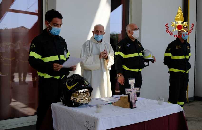 Ieri, a Catania, cerimonia di benedizione degli elmi di 41 Allievi al Centro di Formazione dei Vigili del Fuoco