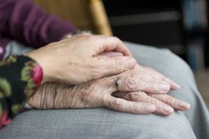 Camera, approvato il ddl sui caregiver familiari: 153 voti favorevoli. Critiche del Pd