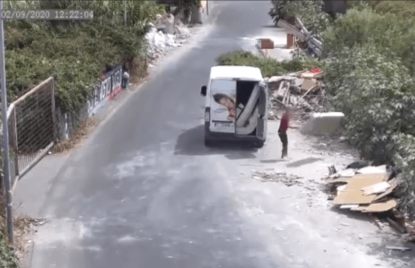 [VIDEO] Catania, ripreso dalle telecamere in via Fondo Romeo mentre getta materassi per strada