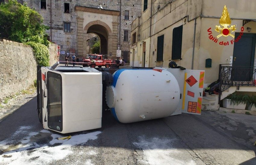 Terracina, rimossa l’auto cisterna che bloccava il traffico a Porta Romana