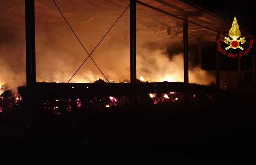 Vizzini, i Vigili del Fuoco intervengono per l’incendio di un fienile. Non si esclude l’origine dolosa
