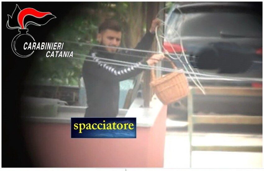 Catania, calava “co’ panaru” le dosi di marijuana ai clienti, pusher in manette in via Fratelli Gualandi