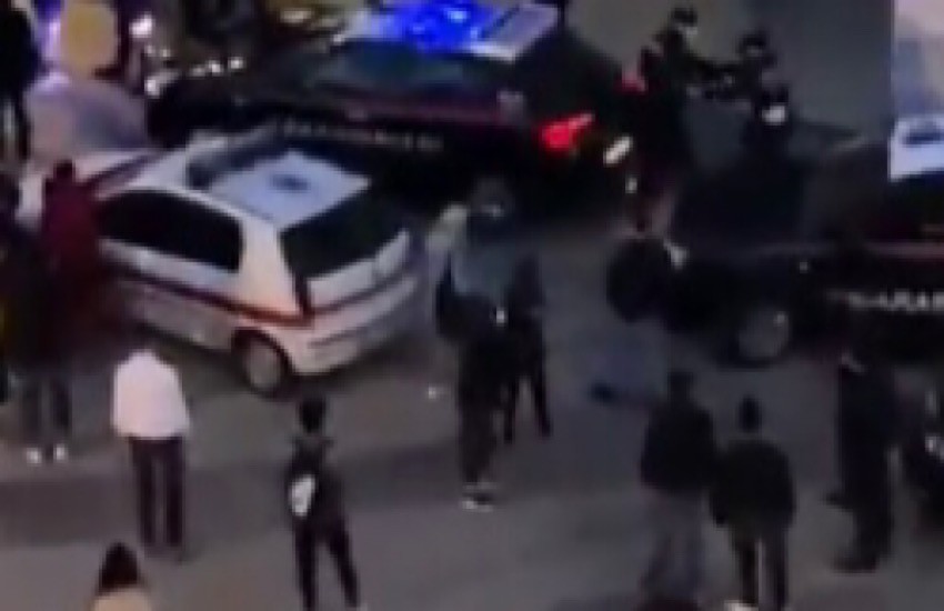 Scontri a Livorno tra giovani e forze dell’ordine: il video pubblicato su Facebook dal consigliere comunale della Lega Alessandro Perini