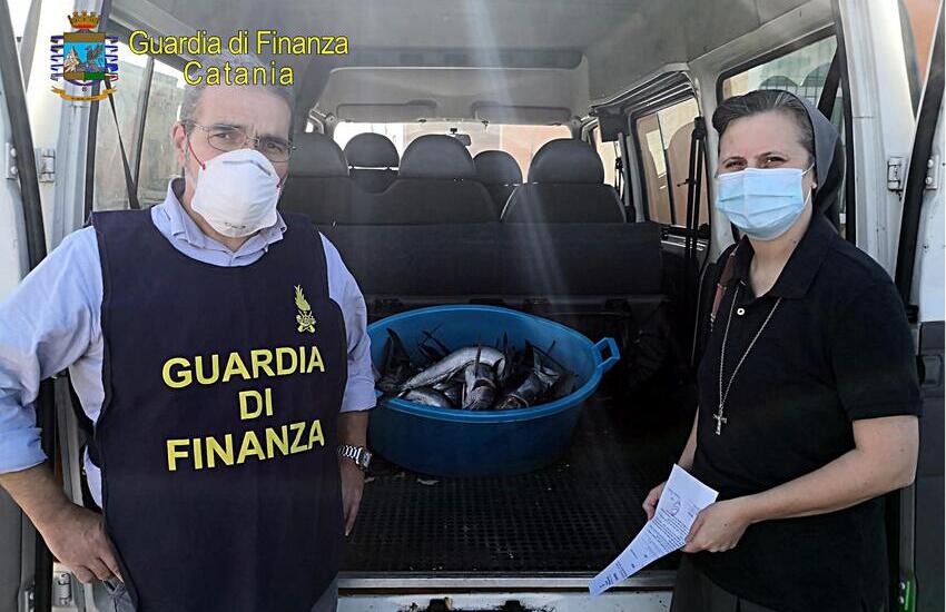 Catania, Le Fiamme Gialle del Comparto Aeronavale sequestrano 18 esemplari di pesce spada novello