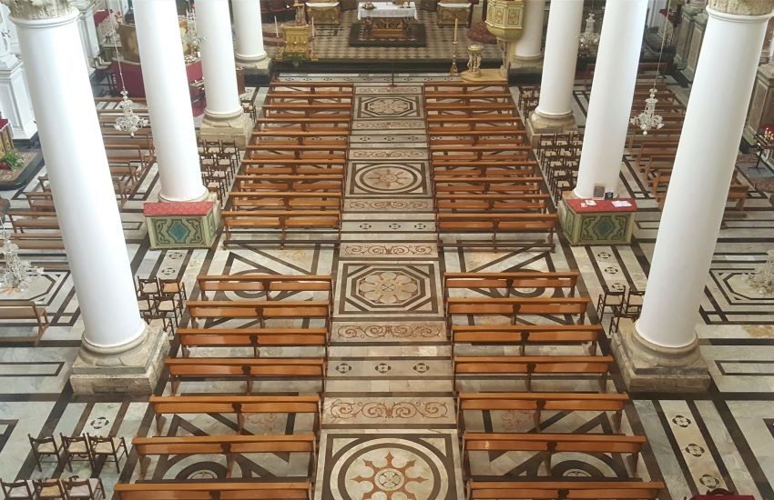 Vie, chiese, teatri, spiagge, cripte e pozzi nella Sicilia dei Luoghi del cuore