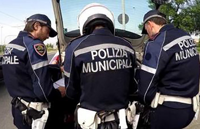 Piazza Eroi d’Ungheria, controlli anticovid al mercato, la Polizia municipale multa tre persone