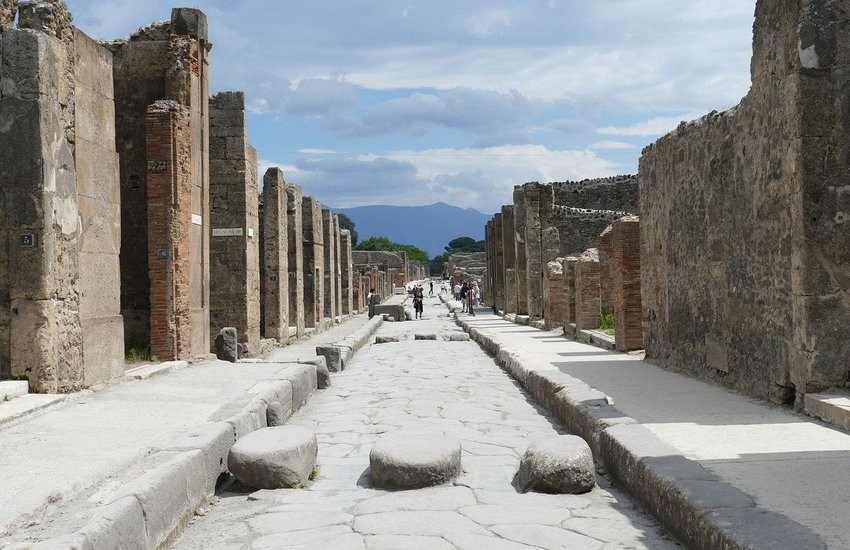 Ladri “pentiti” e superstiziosi restituiscono reperti rubati a Pompei: “Portano sfortuna”
