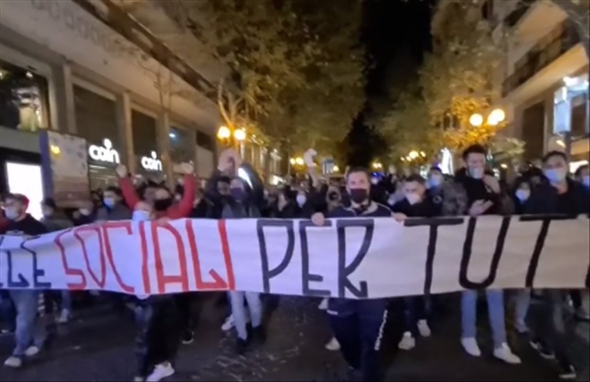 Napoli, proteste al Vomero. La manifestazione dei commercianti contro la chiusura: “Vogliamo lavorare”