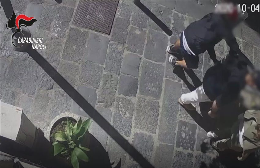 Rapina ai Quartieri Spagnoli ad un turista svizzero, individuato il complice (VIDEO)