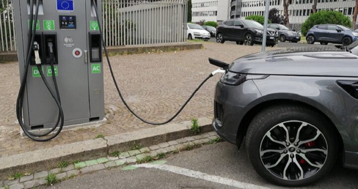 Mobilità elettrica, incentivi per acquisto di auto a emissioni zero: la Giunta riapre i termini