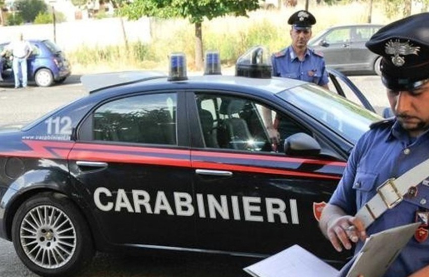 Aggrediti dai cani e dai proprietari: ferite 2 persone e un carabiniere