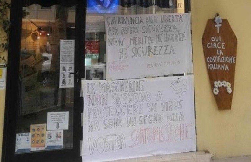 Un’immobiliare a Forlì: “O vi togliete la mascherina o non entrate”