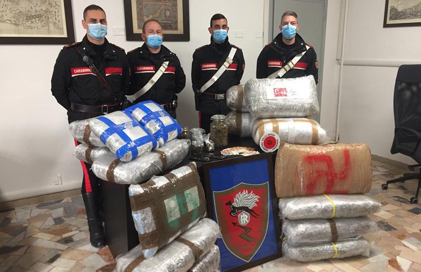 Sequestrati 80 chili  di marijuana, valore 750mila euro. Denunciati due fiorentini di 28 anni
