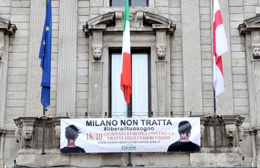 Milano, a Palazzo Marino lo striscione contro la tratta degli esseri umani – Foto gallery