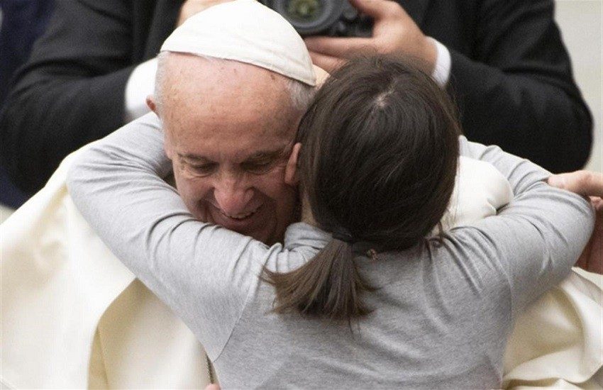 “Gli omosessuali hanno il diritto ad essere una famiglia”. Papa Francesco dice sì alle unioni civili