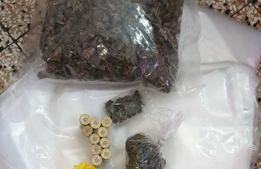 La squadra mobile arresta un pregiudicato e sequestra droga e un mini arsenale