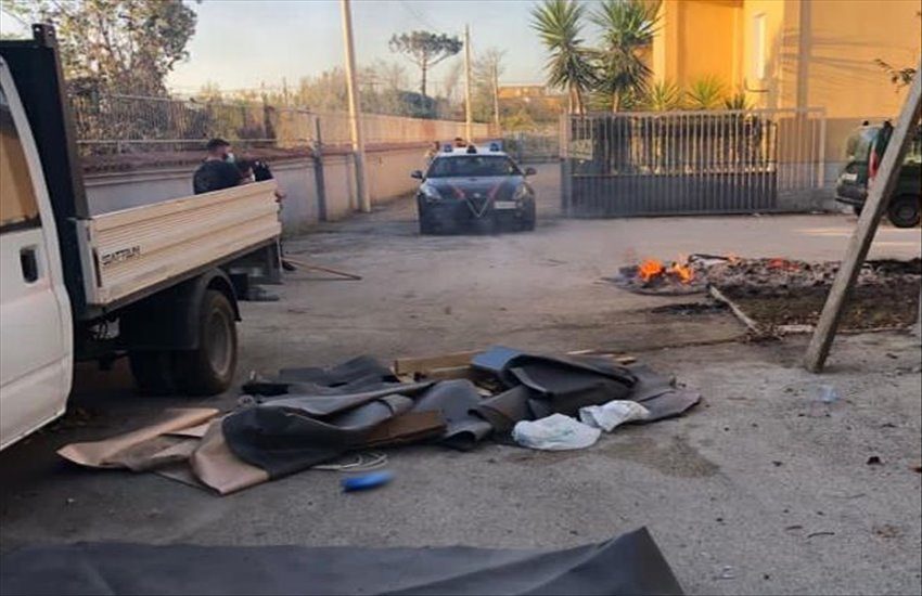 Giugliano, colonna di fumo nero sprigionata da guaine bruciate. Arrestato 50enne