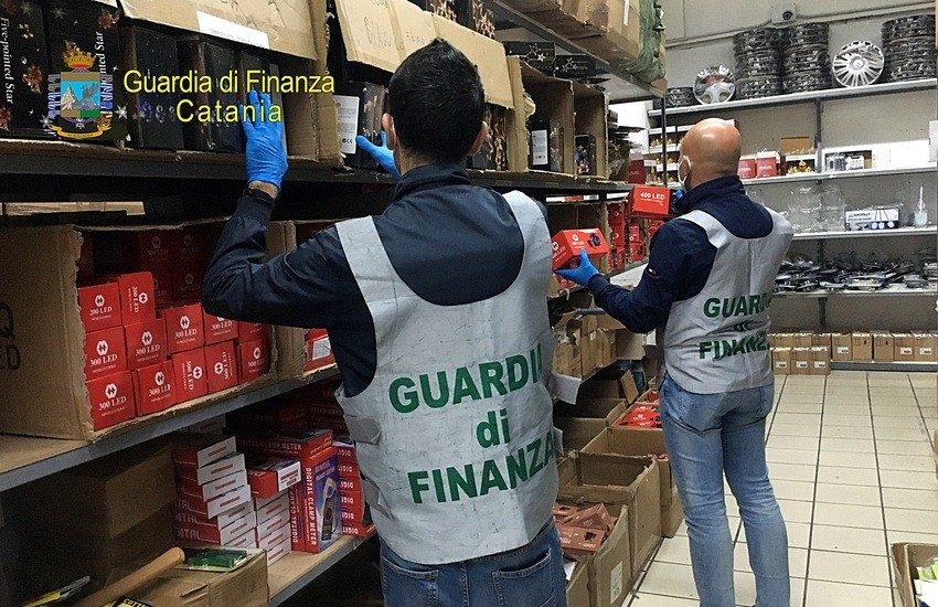 Misterbianco, la Finanza sequestra 1,8 milioni di luminarie natalizie non sicure