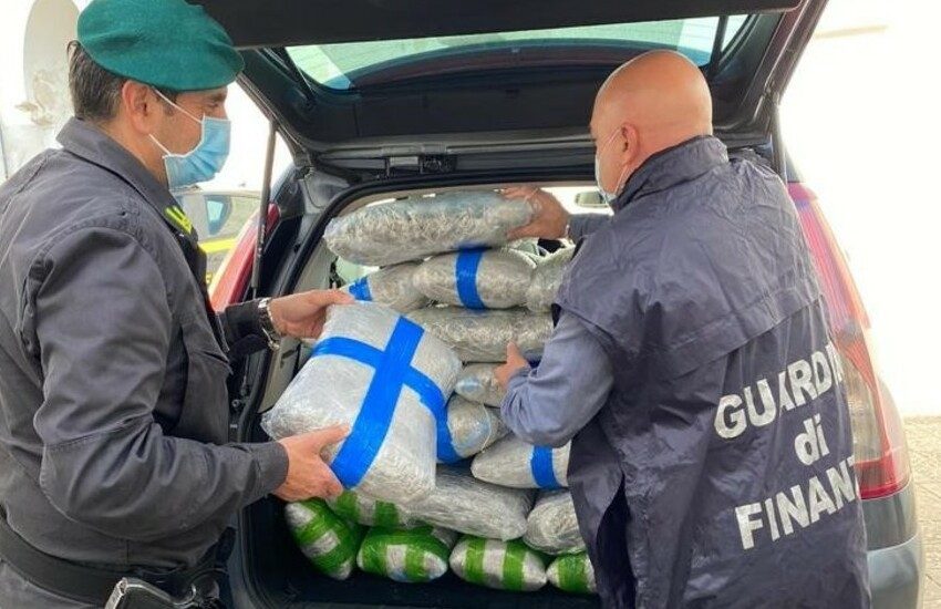 Da Modena nel Salento con 76 Kg di marijuana in auto. Arrestato per spaccio 43enne