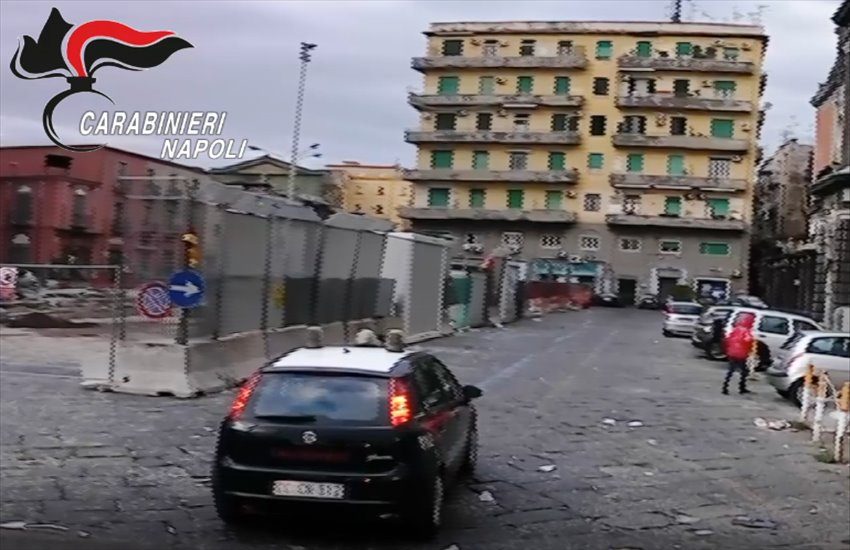 Piazza Mercato, chiedono il pizzo nel quartiere del clan rivale: finisce in sparatoria