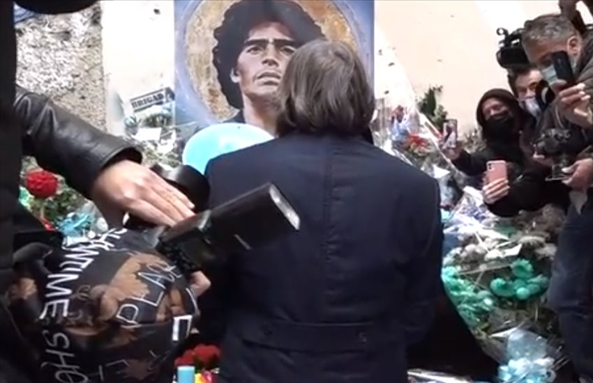 Anche Bruno Conti ai Quartieri Spagnoli per onorare il murales di Diego
