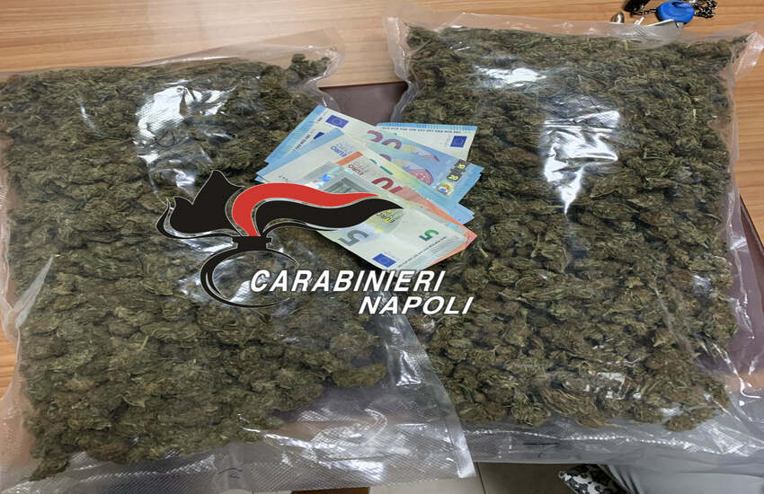 Torre Annunziata, irride i carabinieri e si schianta durante la fuga