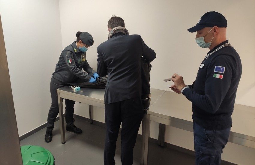 Malpensa, viaggiavano con 430mila euro in contanti: scoperti nelle valigie di 3 donne