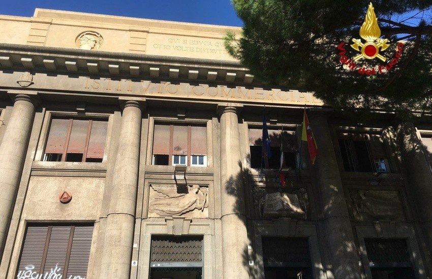 Catania, incendio al “De Felice”, intervengono i Vigili del Fuoco