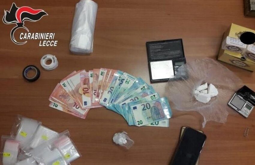 Cocaina nascosta nel comodino, coppia di Copertino in manette