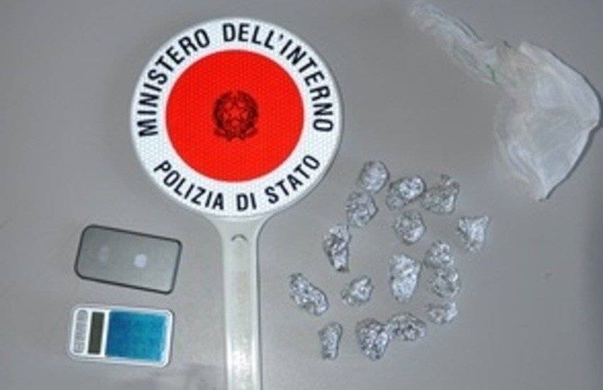 Adrano, arrestato 17enne per detenzione e cessione di marijuana