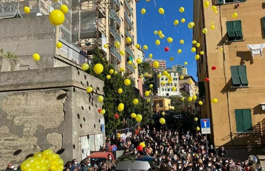 Quezzi in lutto, tra palloncini e tanta tristezza: l’ultimo saluto a Gaia, vittima di piazza Pedegoli