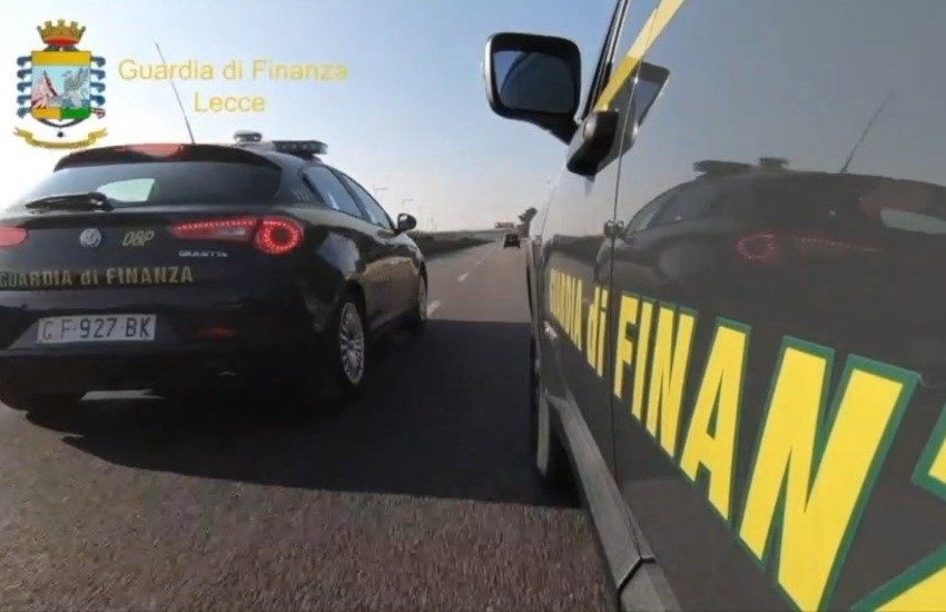 Porsche nel garage, la gestione di un bar e di un circolo, ma dichiaravano quasi zero. Scatta il sequestro