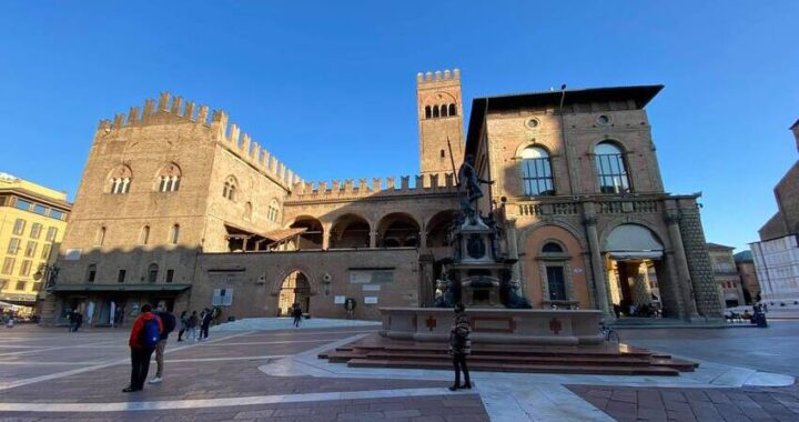 Bologna: oggi Palazzo Re Enzo si tinge di viola magenta
