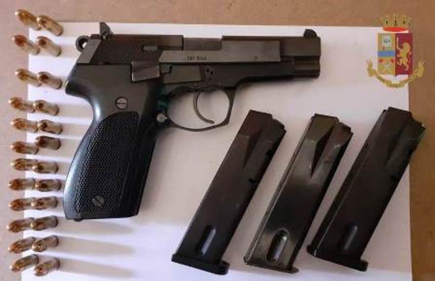 San Cristoforo, aveva una pistola in casa, arrestato 30enne pregiudicato