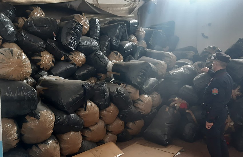 Scoperti 500 sacchi di rifiuti tessili in un magazzino di Campi, denunciato un cinese