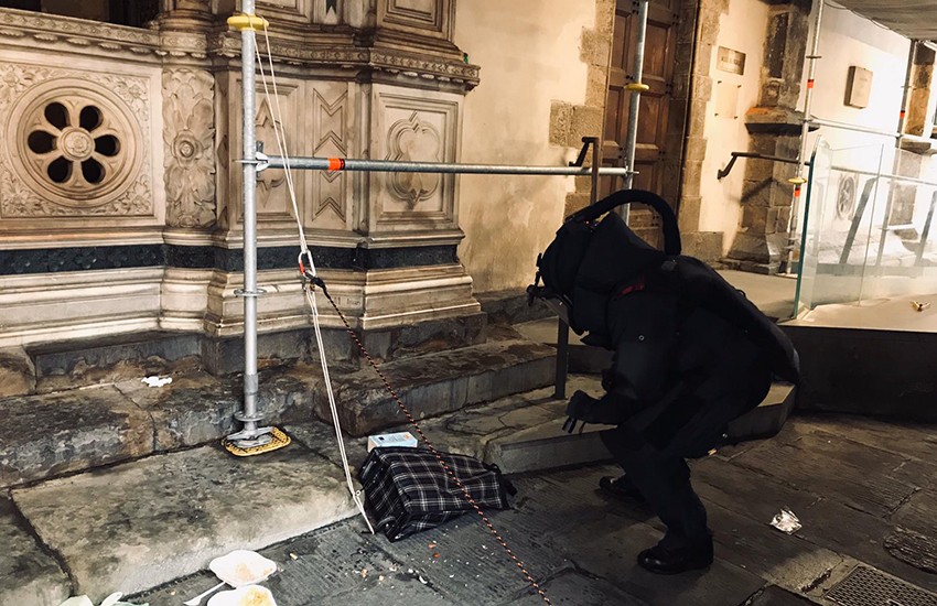 Allarme per uno zainetto abbandonato, intervengono gli artificieri  in piazza Duomo