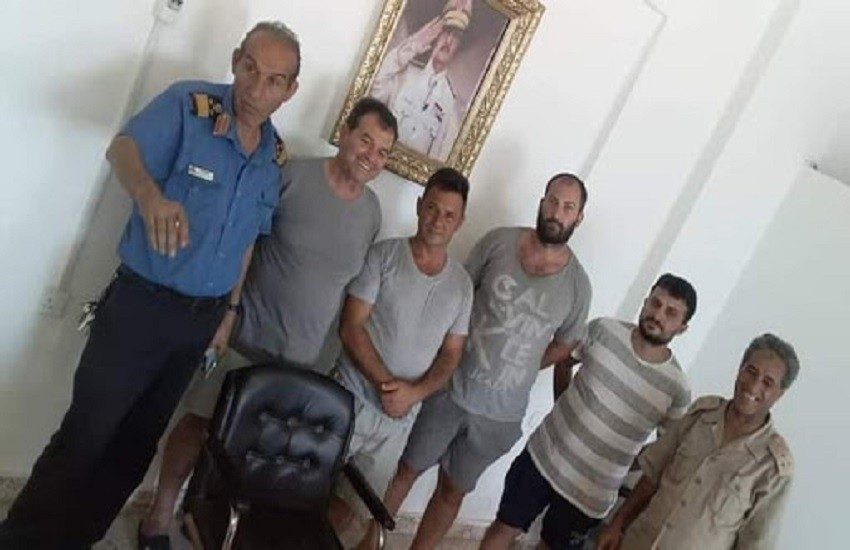 “Umiliati nelle carceri libiche”. I pescatori italiani liberati raccontano 3 mesi d’inferno