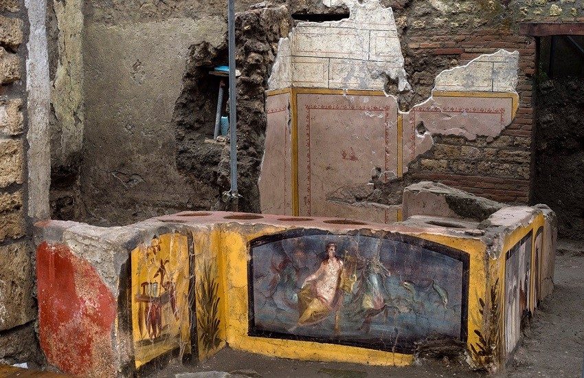 Pompei, straordinaria scoperta archeologica: un Thermopolium intatto