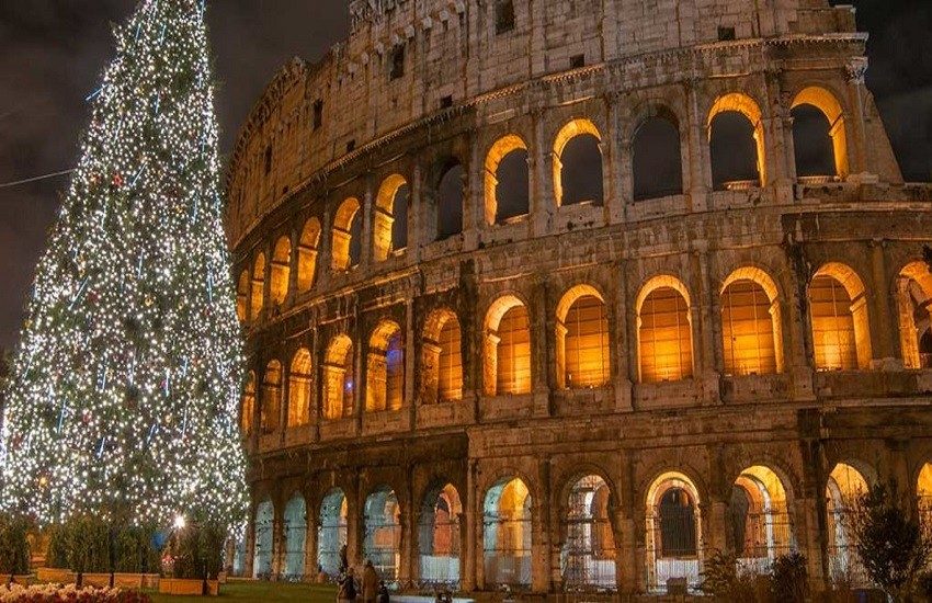 Il Natale in streaming dei fedeli. “Non possiamo piangerci addosso, ma consolare i sofferenti” così Papa Francesco nell’omelia